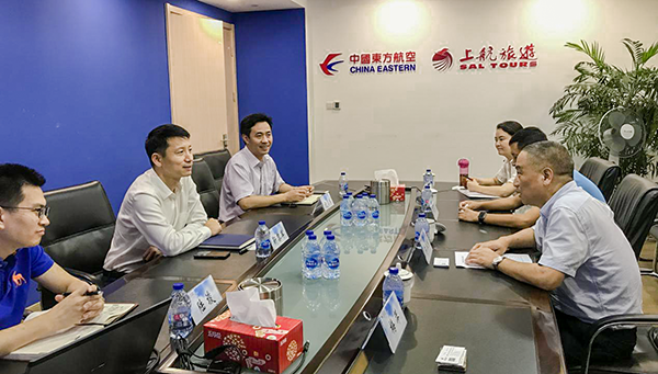 7月9日，集團公司董事長李漢東、副總經(jīng)理龔勇一行前往上航假期國際旅行社總部，拜訪上航假期總經(jīng)理靳黎軍，雙方就下一步開展更加深入的合作進行了洽談。市場營銷部、經(jīng)營管理部相關負責人陪同參加。.png