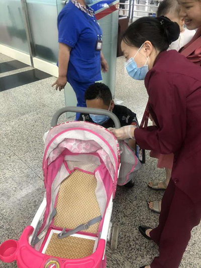 圖片1.png“真情服務”是讓旅客更加安心、放心、舒心的出行。行查室作為部門進港服務的最后一個環(huán)節(jié)，在日常工作中也很注重服務細節(jié)。6月10日，行查室工作人員幫助旅客打開嬰兒車，為她排憂解難。.png