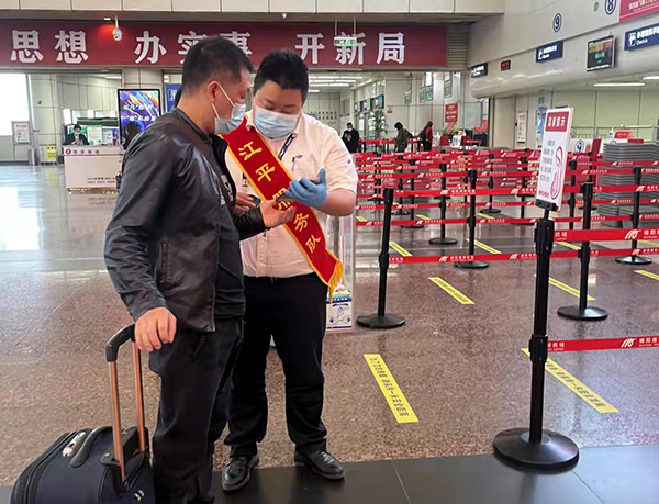 1649662024123694.jpeg 首登機(jī)服務(wù)協(xié)助旅客放心出行.jpeg
