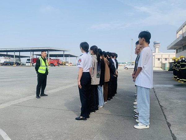 綿陽機(jī)場安檢站對閬中機(jī)場、民航校  實習(xí)生開展軍訓(xùn).png